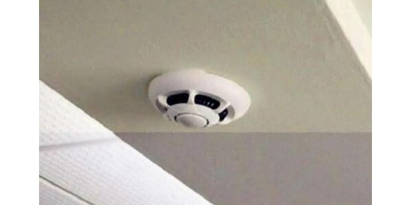 煙霧報警器會閃紅燈嗎(煙霧報警器有紅點(diǎn)嗎)